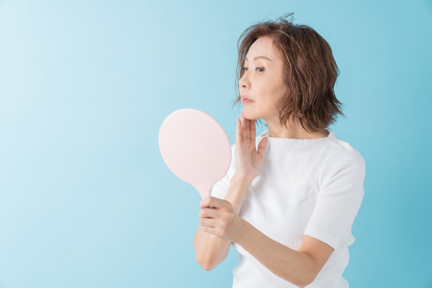 老年妇女要照镜子图片下载