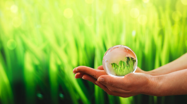 手捧玻璃绿色星球。拯救地球。环境概念世界地球日图片下载