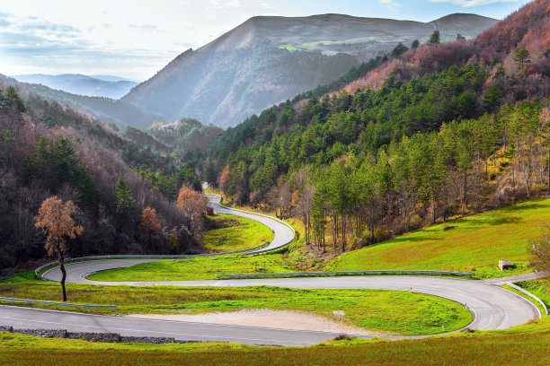蜿蜒的山路图片下载
