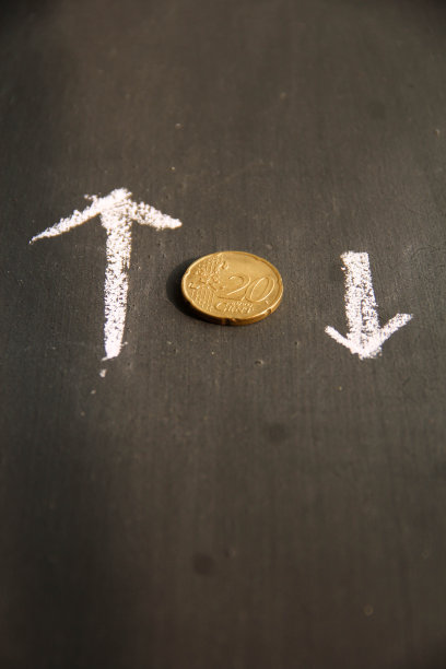 画箭头标志和钱，方向标志和硬币，表示事业成功图片下载