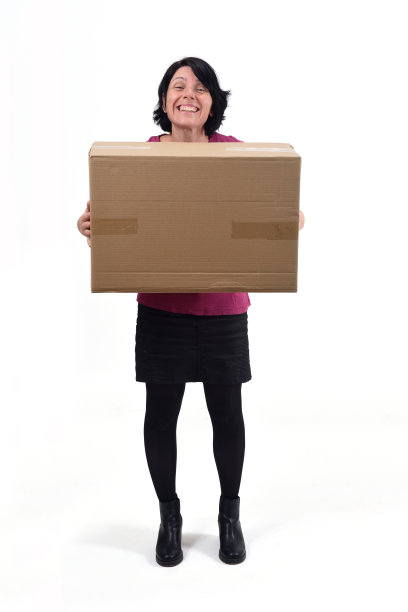 快乐的女人，白色背景的包裹图片下载