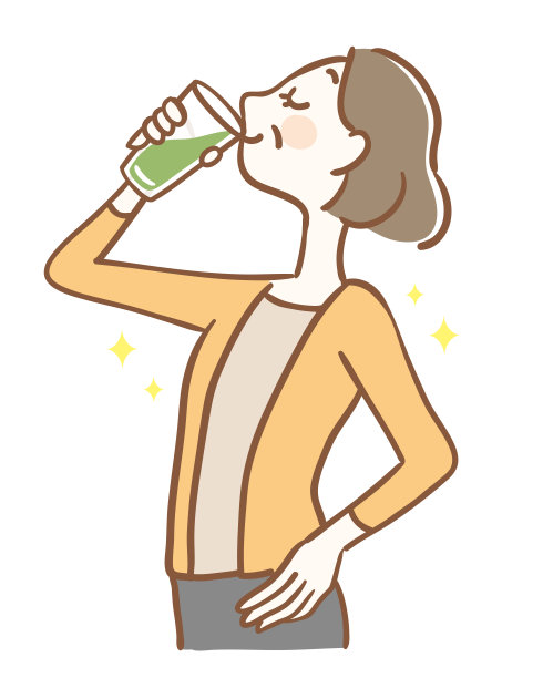 饮用绿色果汁的中年妇女图片下载