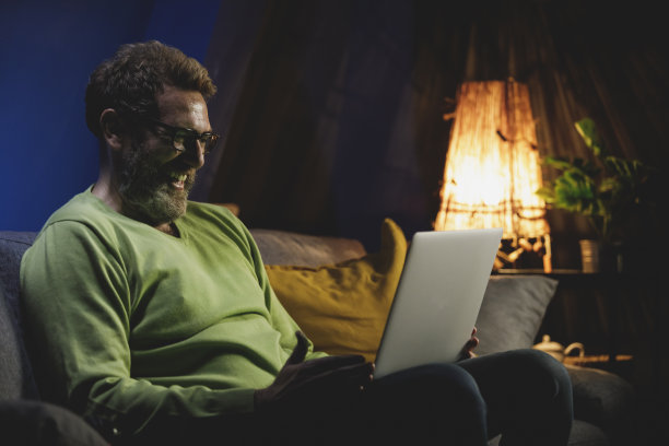 在深夜看搞笑视频的时候开怀大笑图片下载