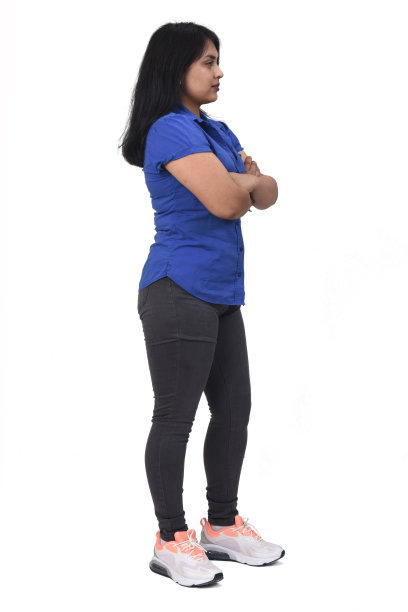 女子站在白底上图片下载