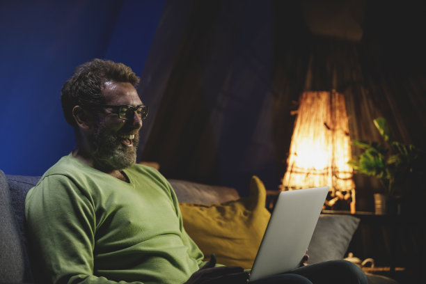 享受一些有趣的电视节目深夜笑图片下载