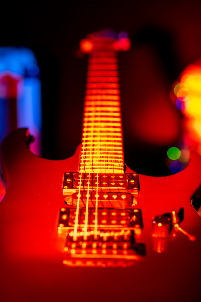 电吉他的一部分被蓝光和红光点亮的静物。图片下载
