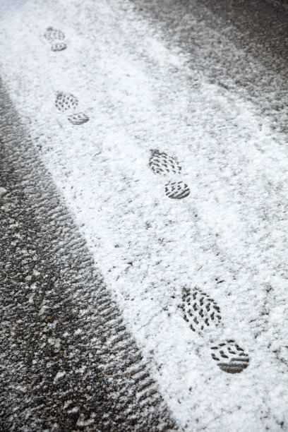 雪地里的脚印图片下载
