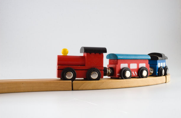 木制玩具火车轨道上，背景朴素图片下载