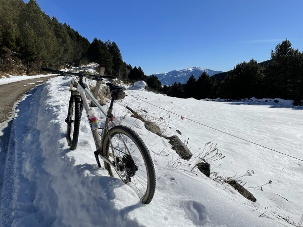自行车在雪图片下载