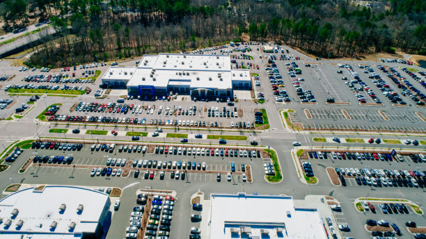 待售新车鸟瞰图图片下载