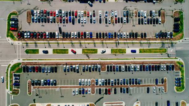 待售新车鸟瞰图图片下载