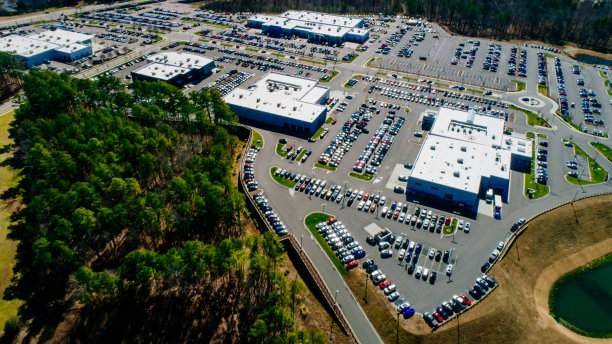 待售新车鸟瞰图图片下载