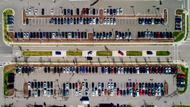 待售新车鸟瞰图图片下载