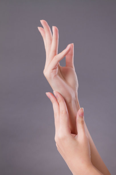 漂亮女人手拍摄影棚图片下载