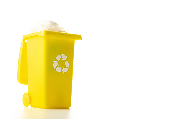 回收塑料。垃圾箱容器，用于处理垃圾，节约环境。黄色垃圾桶用于回收废纸和玻璃，可将垃圾隔离在白色背景上。图片下载
