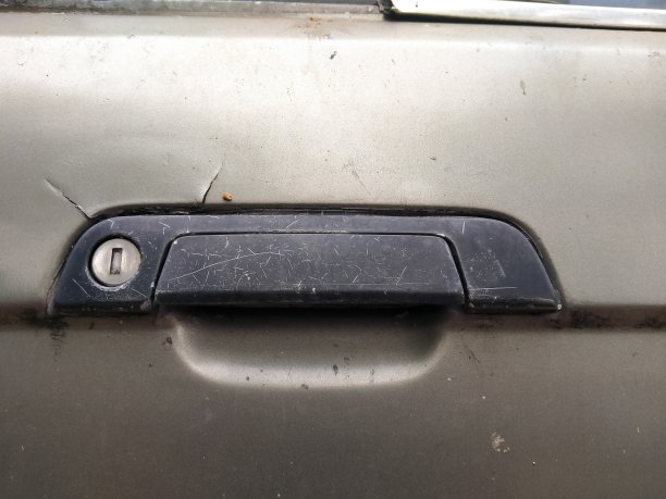 停在街上的旧汽车门把手图片下载