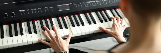 天才女士在室内放松图片下载