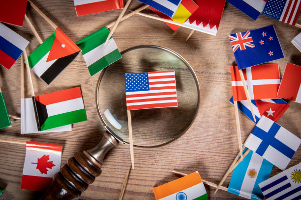 搜索、信息和统计概念。美国国旗和放大镜图片下载