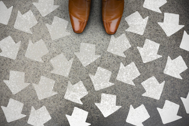 男鞋上有箭图片下载