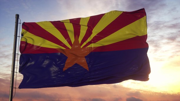 亚利桑那州的旗帜在风中飘扬，映衬着深邃美丽的天空。三维演示图片下载