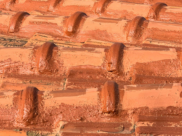 涂有憎水涂料的红色粘土屋瓦特写图片下载