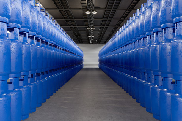 仓库里一排蓝色液化气瓶。图片下载