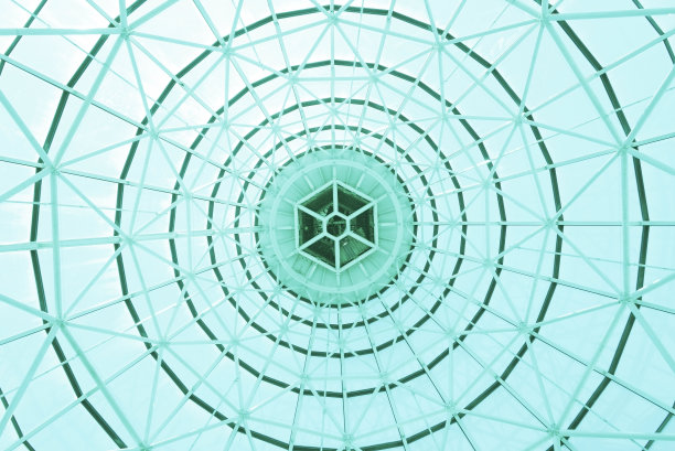 从底部透过圆形玻璃屋顶观看图片下载