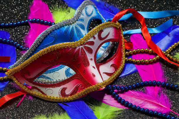 一副有羽毛和珠子的面具图片下载