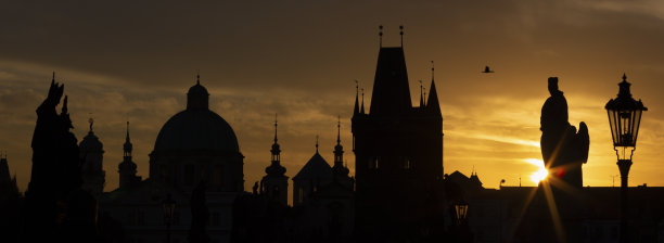 布拉格——查理大桥在日出时的剪影。图片下载