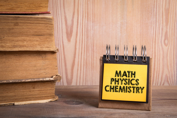 数学物理化学。书架上有一堆书和一本笔记本图片下载