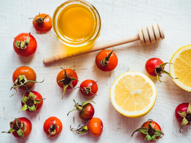 新鲜的黄柠檬，一壶蜂蜜和红浆果图片下载