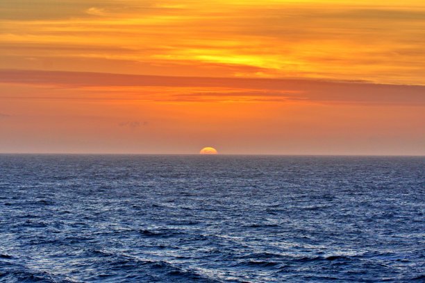 太阳从海上升起图片下载