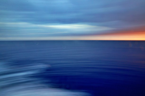 太阳从海上升起图片下载