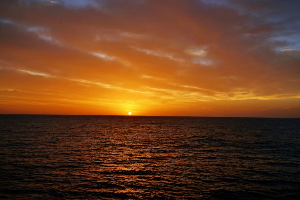 太阳从海上升起图片下载