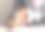 桌子边一个女人手里的拼图。找到一个解决方案图片下载
