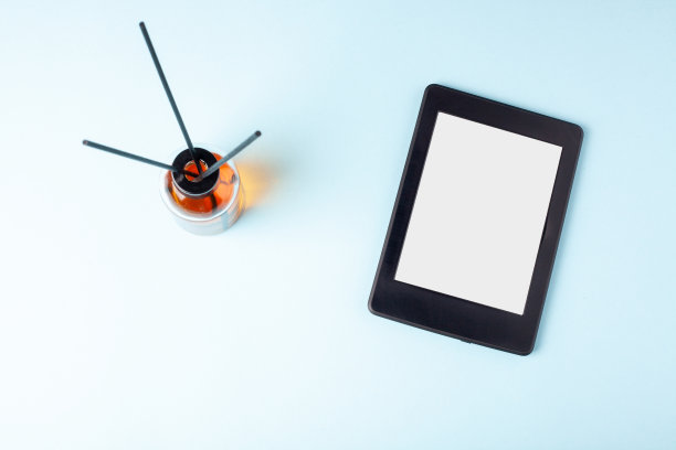 电子图书阅读器和芳香扩散在蓝色背景平静阅读和放松图片下载