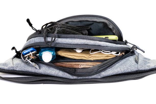 不同颜色的腰包，有拉链，皮带和口袋。孤立的插图上的白色背景。图片下载