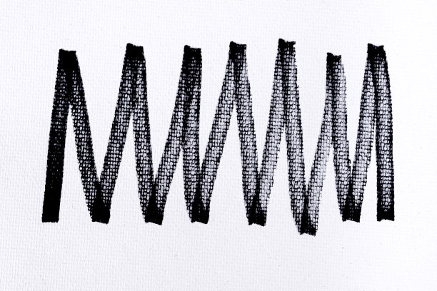 黑色油墨形状上的水彩纸纹理背景图片下载