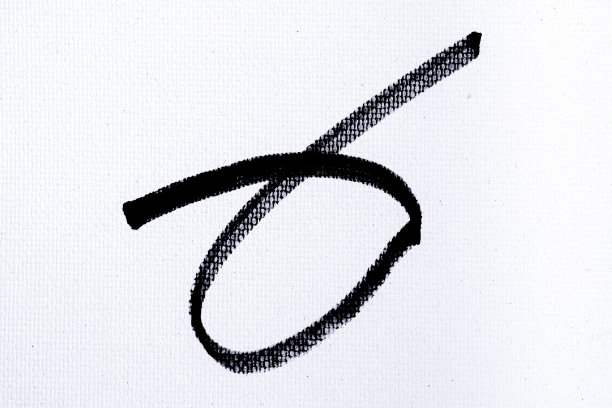 黑色油墨形状上的水彩纸纹理背景图片下载