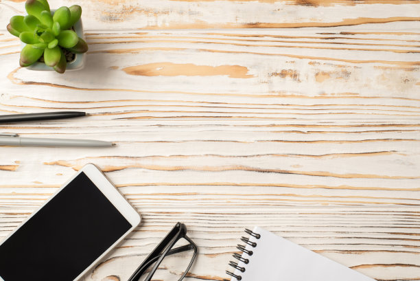 头顶上近距离观看照片图片花盆眼镜智能小工具钢笔孤立的白色木制背景与空白空间图片下载