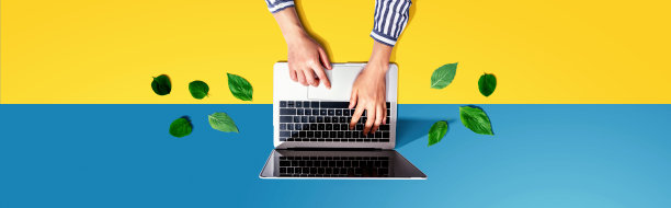 使用绿叶笔记本电脑的人图片下载