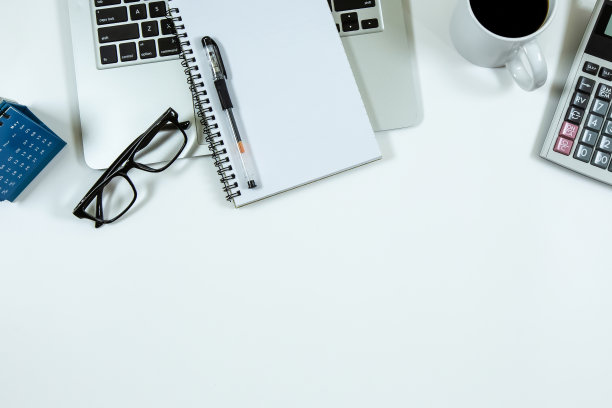 打开笔记本电脑和一个白色背景的笔记本电脑。图片下载