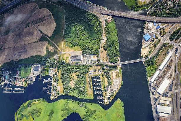 从鸟瞰城市的全景。从上面俯瞰Szczecin城市全景。图片下载