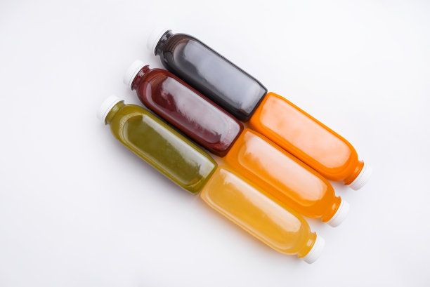 俯视图照片的新鲜排毒果汁瓶在白色的背景。健康的风格图片下载