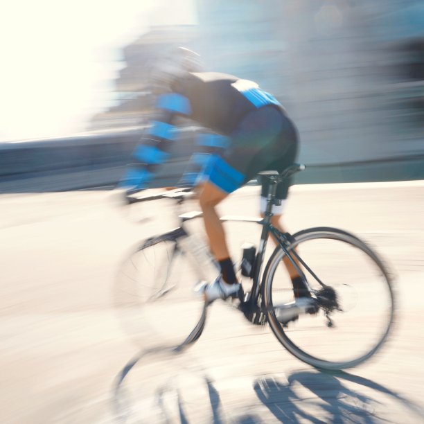 在西班牙毕尔巴鄂市的街道上骑自行车的人图片下载