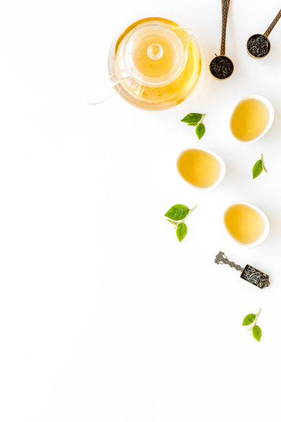 茶道的概念。热和干茶在茶壶和杯子，俯视图图片下载