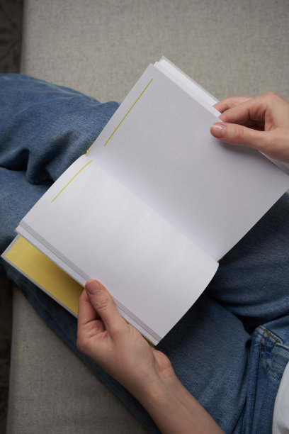 女人手里拿着空笔记本，俯视图图片下载