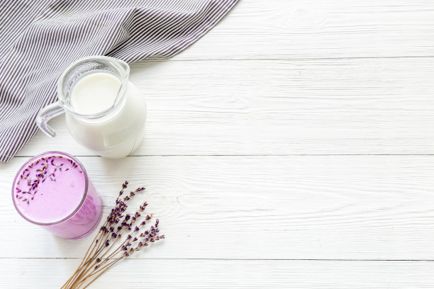 紫色薰衣草拿铁茶或咖啡。热健康饮料图片下载