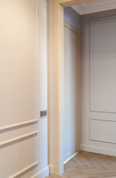 近景现代和明亮的室内空奶油色走廊人字形拼花地板图片下载