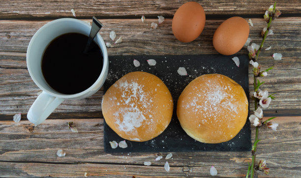 西班牙马略卡岛的典型糕点，以木头为背景图片下载